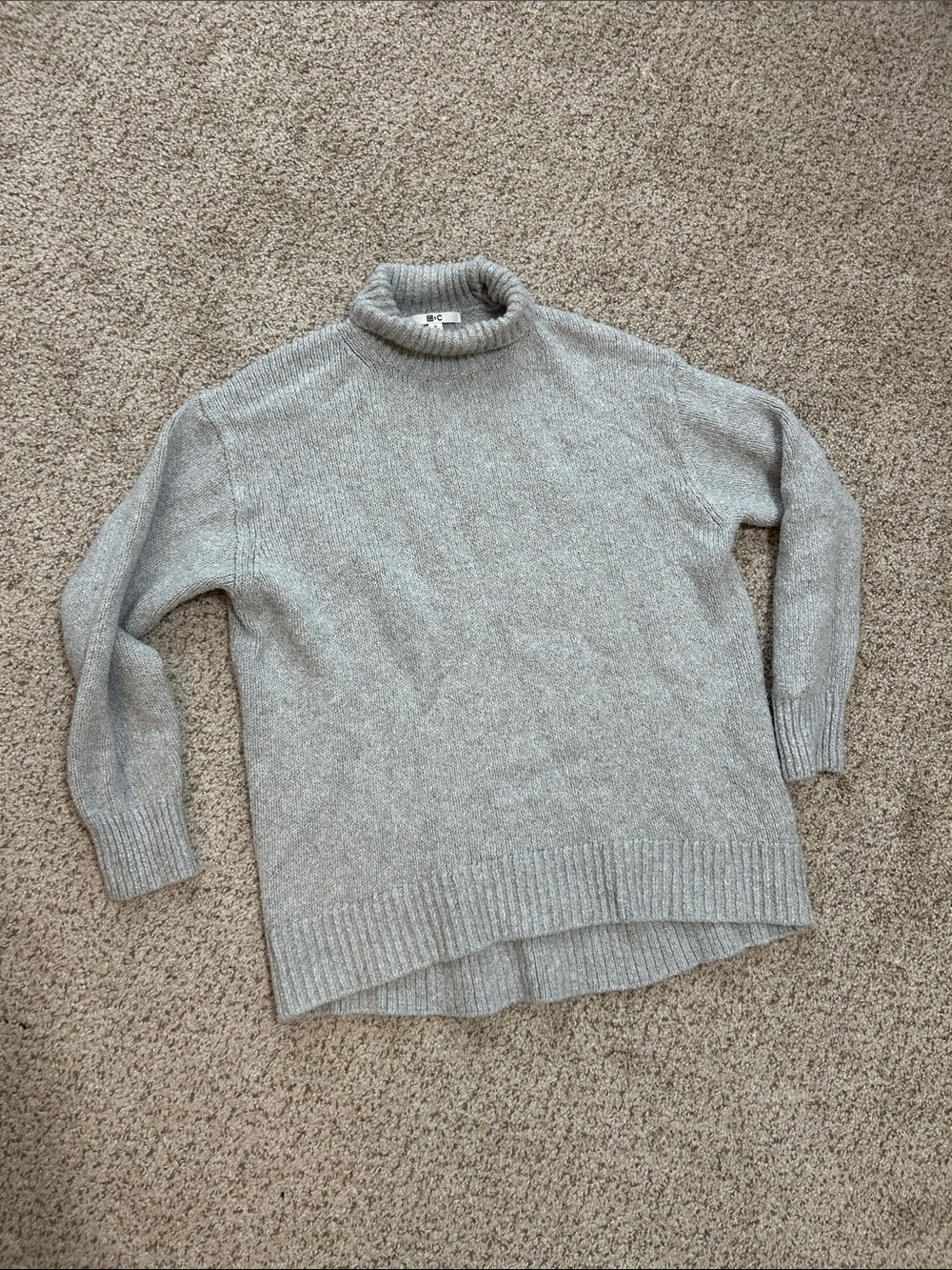 Uniqlo Heather Gray Ribbed Turtleneck Sweater